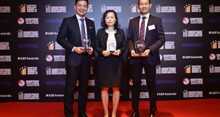 Representing ING at the ceremony were (from left to right): Leo Tay, head of FX Rates and Derivatives Trading APAC; Sandra Liu, director, Working Capital Solutions, Transaction Services APAC; and Deric Lau, head of Working Capital Solutions, Transaction Services APAC.