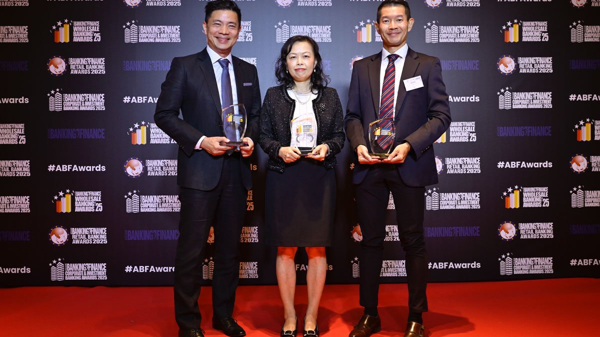 Representing ING at the ceremony were (from left to right): Leo Tay, head of FX Rates and Derivatives Trading APAC; Sandra Liu, director, Working Capital Solutions, Transaction Services APAC; and Deric Lau, head of Working Capital Solutions, Transaction Services APAC.