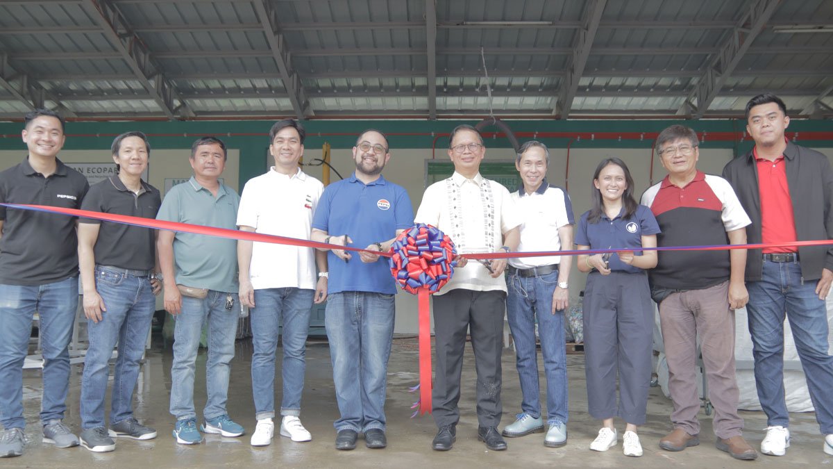 (L-R): Mr. Giann Vega, Mr. Alex Celis, Mr. Ronaldo Bayla, Barangay Captain of Brgy. Timbao, Coun. Jedi Alatiit, Former Chair on Environment of the City of Biñan, Mr. Christopher Ilagan, Congressman Atty. Arman Dimaguila Jr., Former Biñan City Mayor, Mr. Rodelio Lee, Biñan City Environment and Natural Resources Office Department Head, Ms. Erica Cardoso, Managing Director of Evergreen Labs Philippines, Coun. Echit Desuasido, Chair on Environment of the City of Biñan, Mr. Lexter Sandoval, Representative of DENR-EMB IV-A Officials conducted the ribbon-cutting ceremony for the Enhanced Materials Recovery Facility, marking a milestone in the Loop Lokal project's public-private partnership between PepsiCo Philippines, Evergreen Labs Philippines, and the City of Biñan.