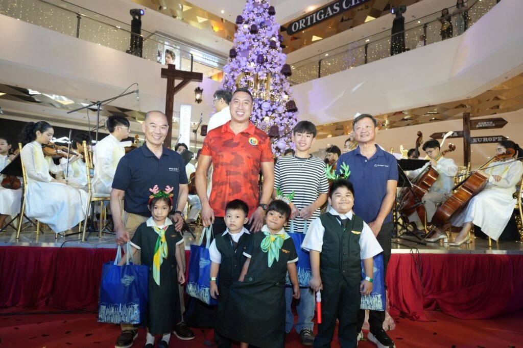 GH Mall ushers in the Christmas season with the Christmas Tree lighting ceremony. As part of the celebration, Ortigas Land President & CEO Jose Emmanuel “Junie” H. Jalandoni (far right) handed out gifts to children under the care of the San Juan City Social Welfare and Development Office. Together with Jalandoni were EVA Airways Corp. Junior Vice President Rick Hsieh (far left), San Juan City Mayor Francis Zamora, and his son.