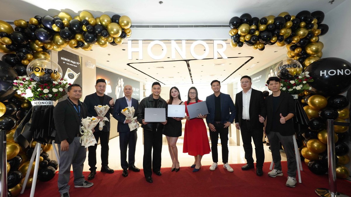 L-R: Roy Benedict Seguerra, SM City Manila, Asst. Mall Manager, Mike Lee, HONOR Philippines’ General Manager of Philippine Business Dept., ⁠⁠Charlie Mateo, Owner, CM Hi-Tech and Megapixel, ⁠⁠EA Guzman and Shaira Diaz, HONOR Star and GMA Sparkle Artist, ⁠⁠Danna Mateo, Owner, CM Hi-Tech and Megapixel, ⁠⁠Tom Yuan, HONOR Philippines’ National Sales Directorm, Ivan Liao, HONOR Retail Manager of Philippine Business Dept.