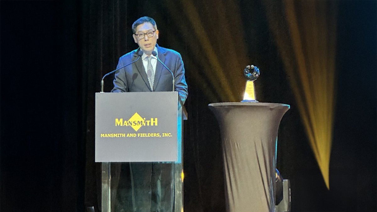 Fly Ace Corporation president Lucio “Jun” Cochanco Jr. receives the Mansmith Entrepreneur Award in recognition of his outstanding leadership and contributions to the Philippine food and beverage industry.