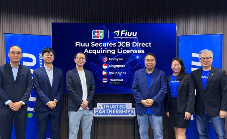 From left to right: Daniel Han (Head Acquiring, JCB International Asia Pacific Pte Ltd, Malaysia Branch), Kenta Yanase (Country Manager, JCB International Asia Pacific Pte. Ltd., Malaysia Branch), Shimpei Yamaguchi (Managing Director of JCB International Asia Pacific Pte. Ltd.), Eng Sheng Guan (Chief Executive Officer of Fiuu), Jacqueline Lim (Chief Business Development Officer of Fiuu) and Oon Wee Keong (Chief Operating Officer of Fiuu)