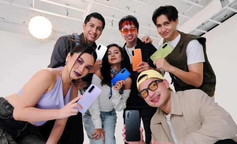 The Coolest Barkada Trend Yet? Matching Phones, Picture-Perfect Moments 
