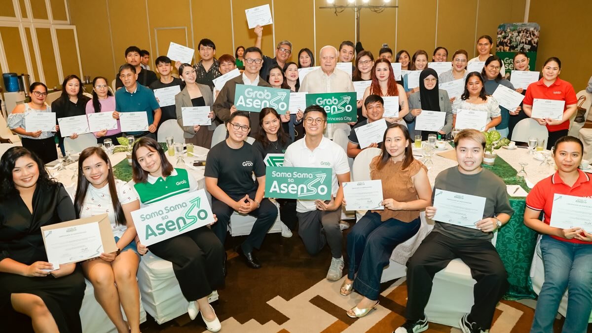 Puerto Princesa Mayor Lucilo Bayron joins GrabFood merchant-partners in the first Grab Asenso Learning Caravan in the city
